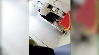 đặt cam nhà tắm đứa em họ tắm dáng đẹp quá