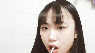 Dùng bàn chải rửa chem chép tiện thế đánh răng luôn