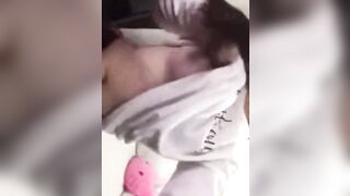 Kỉ niệm 1 tháng yêu nhau, vén áo show vú cho anh ny