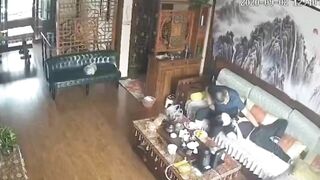 Ông bác họ đến nhà chơi móc lồn cho bé rồi cho con bé ngửi mùi lồn.