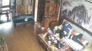 Ông bác họ đến nhà chơi móc lồn cho bé rồi cho con bé ngửi mùi lồn.