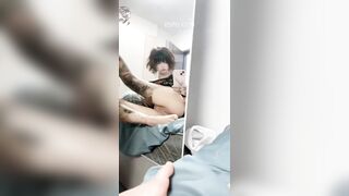 Cô gái xăm mình tự chụp ảnh selfie trước gương, vòng một của cô ấy rất nổi bật.