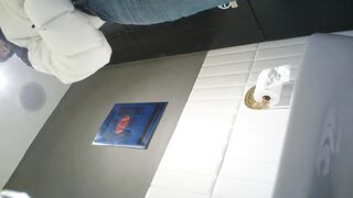 quay lén nhà vệ sinh mấy em non tơ đi đái thật kích thích - phần 30