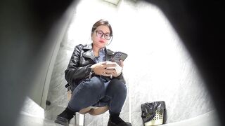 quay lén nhà vệ sinh mấy em non tơ đi đái thật kích thích - phần 38