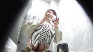 quay lén nhà vệ sinh mấy em non tơ đi đái thật kích thích - phần 44