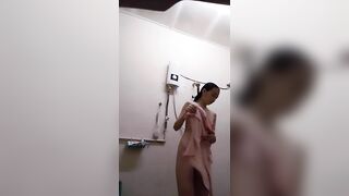 đặt cam quay lén đứa em họ tắm chuồng nhìn em đẹo quá