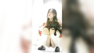 Cam giấu kín trong nhà vệ sinh công cộng quay lén các em gái cực xinh đi đái #9