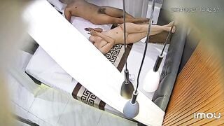 Quay lén vợ đi với bạn thân trong ks