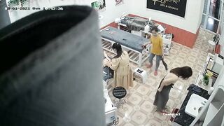 đạt cam quay lén gái xinh thay đồ trong quán spa