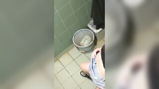 quay lén hai bé học sinh chịch nhau trong nhà vệ sinh