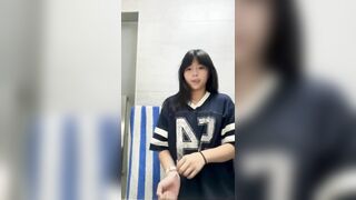 Teen 2k10 vú lồn mới nhú, lấy vòi xả xịt vào lồn cho đỡ nứng