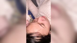 Em gái 17 tuổi ngủ mặc sì líp bị anh họ đè đụ lỗ đít chỉ biết nằm chịu trận