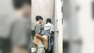 Con em họ 17 tuổi được anh trai đụ trong toilet mặc dì dượng ở ngoài đang nói chuyện.