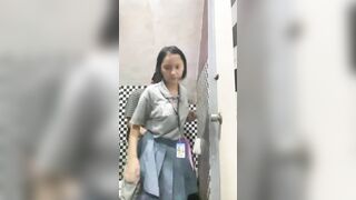 Con em họ 17 tuổi được anh trai đụ trong toilet mặc dì dượng ở ngoài đang nói chuyện.