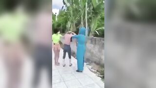 Đánh ghen dã man xé quần áo nhân tình của chồng không cho 1 cơ hội sửa sai.
