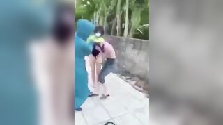 Đánh ghen dã man xé quần áo nhân tình của chồng không cho 1 cơ hội sửa sai.