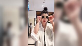 Nữ idol live quên tắt live tream thảng nhiên đi toilet, bị nhiều thánh soi réo tên.