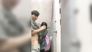 Anh họ 18 tuổi bảo với em gái 17 tuổi muốn được anh đụ trước tiên phải bú cặc cho anh