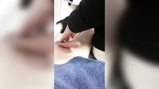 em nhân viên wax lông dái sướng đến nỗi xuất tràn