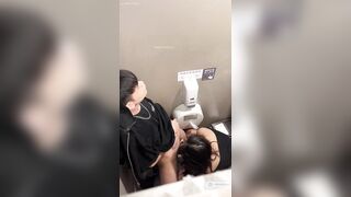 Quay lén cặp đôi trẻ cực dâm lén lút bú cu địt nhau public trong nvs công cộng