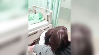 Chồng thì nằm trên giường bênh truyền nc mà k chăm lại lén lút bú cặc ng lạ bên cạnh