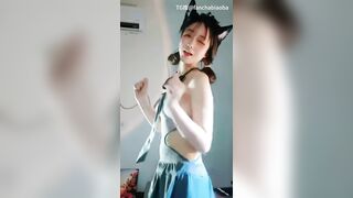 sinh viên vú bự khỏa thân tập nhảy tiktok