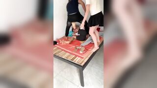 Vợ đi làm công đi rũ đồng nghiệp về phòng giải lao thì bị chồng phát hiện.