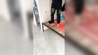Vợ đi làm công đi rũ đồng nghiệp về phòng giải lao thì bị chồng phát hiện.
