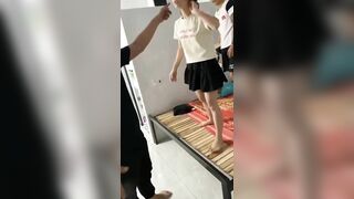 Vợ đi làm công đi rũ đồng nghiệp về phòng giải lao thì bị chồng phát hiện.