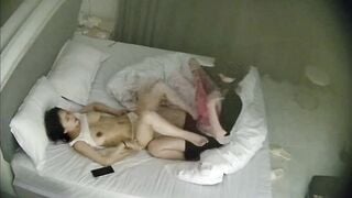 2 anh em họ cùng trang lứa ở với nhau, bản năng giới tình trỗi dậy thế là đụ nhau.