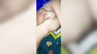 Con em họ 17 tuổi uống bia say bị thằng anh họ ấu dâm rồi đút cặc vào lồn đụ.