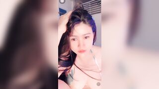 Gái dâm chubby vú to hồng khoe hàng trên live
