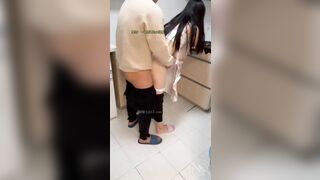 sờ mông vợ bdâm đãng rồi tụt quần lót xuống, còn táo bạo hơn nữa ấn lên bàn bắt đầu