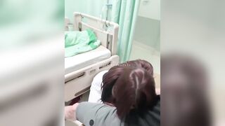 Ăn con cặc to đùng của bạn tình ngay trước mặt bệnh nhân có tệ lắm không?