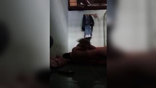 Tối không ngủ mà cứ làm trò gì thế không biết