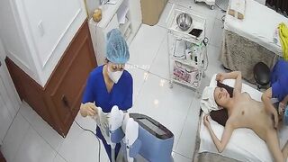 Hack cam em gái xăm trổ đi spa cạo lông lồn