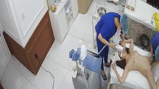 Hack cam em gái xăm trổ đi spa cạo lông lồn