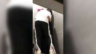 Quay lén cặp đôi làm tình trong nhà vệ sinh công cộng