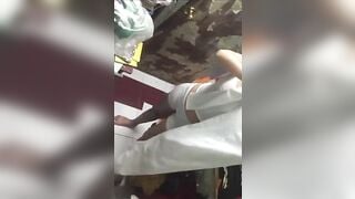 Quay lén em học sinh thay đồ đi học