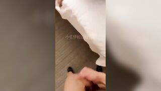 Vợ anh ấy trước mặt anh ta như một con chó cái nhỏ dịu dàng!