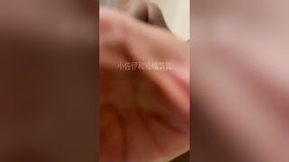 Vợ anh ấy trước mặt anh ta như một con chó cái nhỏ dịu dàng!