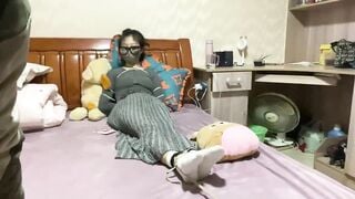 Mẹe trẻ bị chính cậu con trai đang học cấp hai của mình trói lại