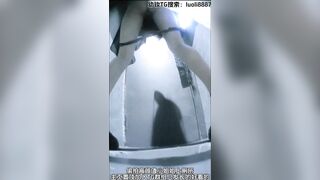 Quay lén E gái xinh Loli mặc lọt khe đi đái lồn rậm lông Sướng rên rỉ tê lồn
