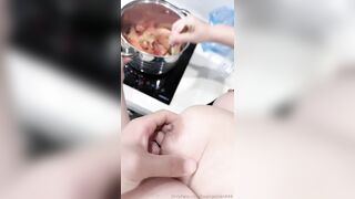 Đang làm đồ ăn cho chồng thì thằng em chồng bất ngờ đến xin đụ, thôi cho nó đụ 1 cặc.