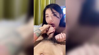 vẻ mặt ngại ngùng khi thấy anh quay của bé sinh viên