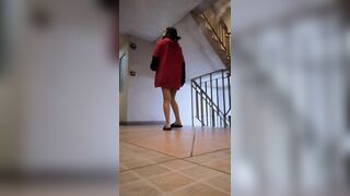 Con đĩ dâm dục kính cận có sở thích nude public ngoài cầu thang chung cư - 2