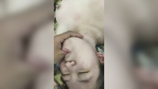 Hai anh thay phiên làm bé nó thỏa mãn cười tủm tỉm