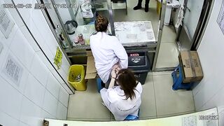 Bác sĩ bệnh cũng phải tiêm vào đít, nhìn nó nứng thật.