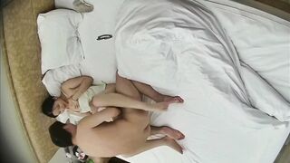 Anh họ khó khăn đút cặc đụ lồn em họ 17 tuổi lồn quá khít,rồi cũng đụ được vì nỗ lực.