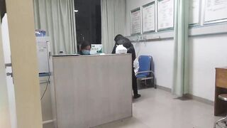 Đi tiêm thuốc ở bệnh viện chị gái bị các bác sĩ quay lén video nhảy cảm.